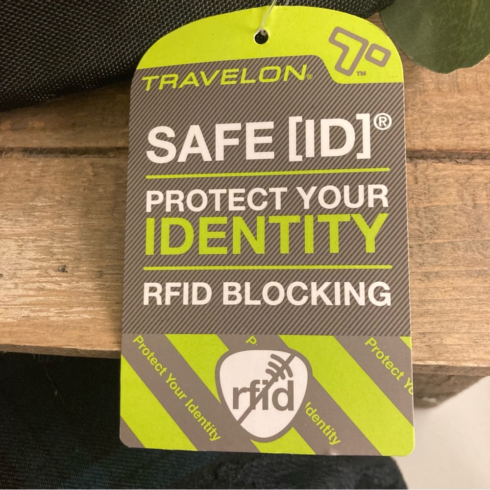 TRAVELON SAFE ID RFID BLOCKING PROTECT YOUR IDENTITY QUILTED WRISTLET NEW - Picture 9 of 13